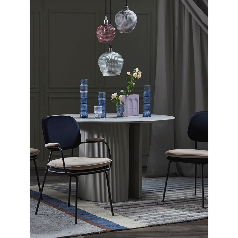 Стул с подлокотниками и контрастным кантом Пеа, велюр, темно-синий/бежевый | Replace