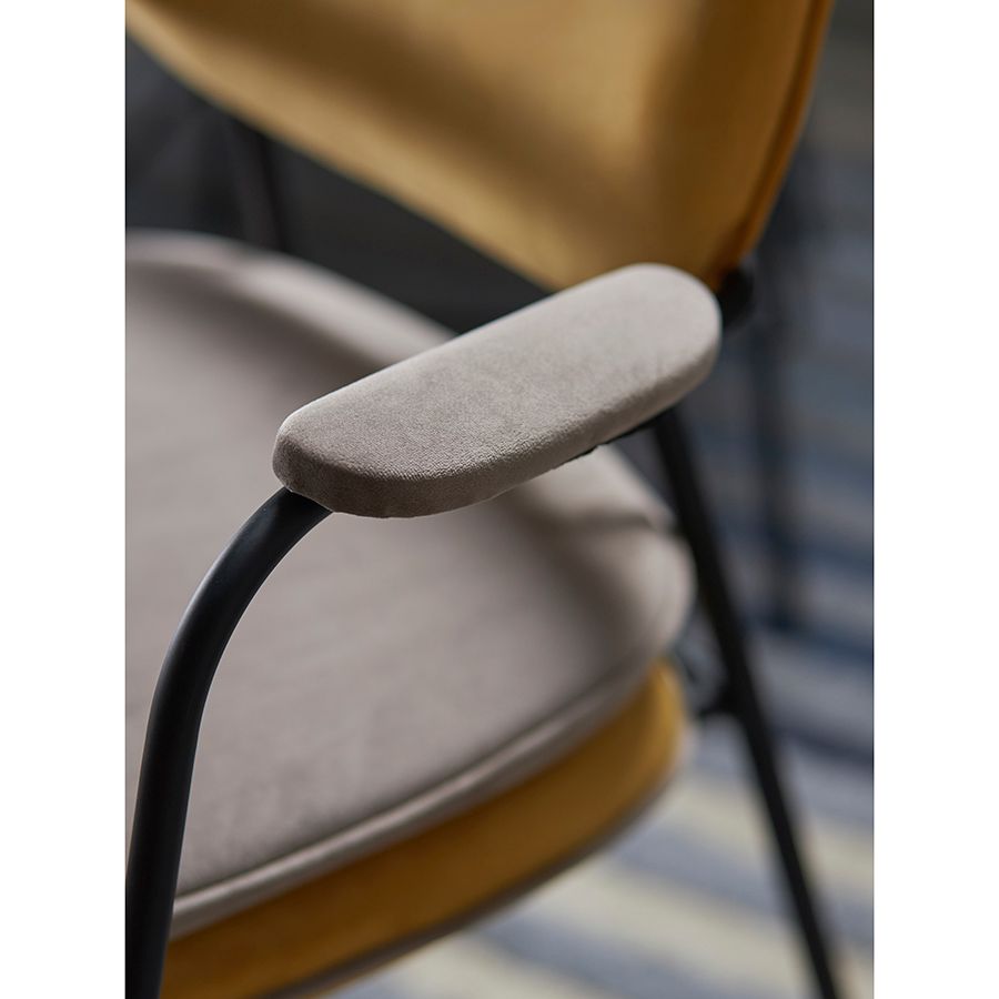 Стул с подлокотниками и контрастным кантом Пеа, велюр, желтый/бежевый | Replace