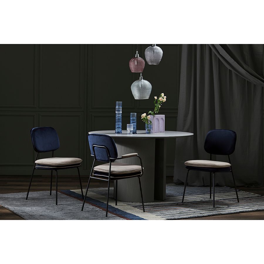 Стул с подлокотниками и контрастным кантом Пеа, велюр, темно-синий/бежевый | Replace