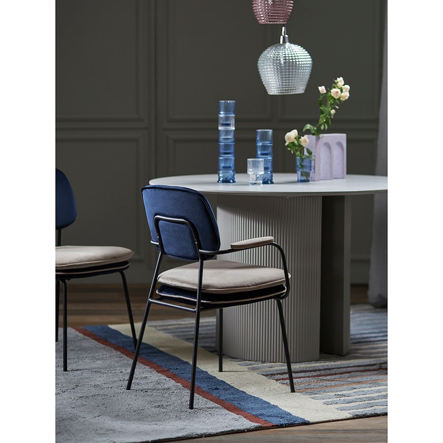 Стул с подлокотниками и контрастным кантом Пеа, велюр, темно-синий/бежевый | Replace