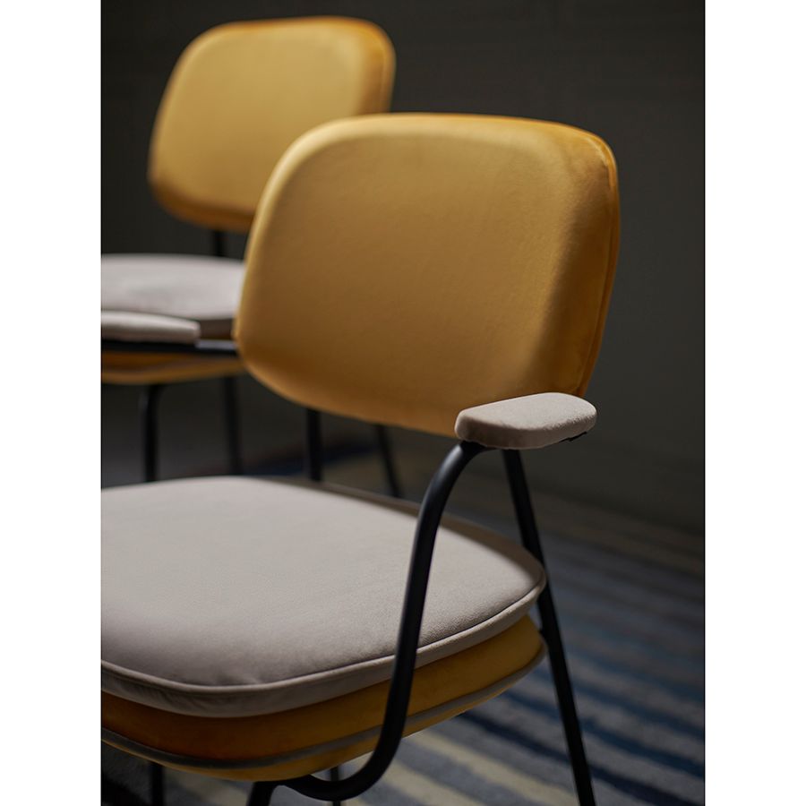 Стул с подлокотниками и контрастным кантом Пеа, велюр, желтый/бежевый | Replace